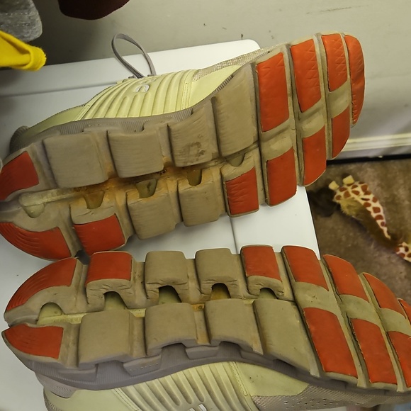 ON Running Beige and Gray Sneakers - Picture 4 of 4